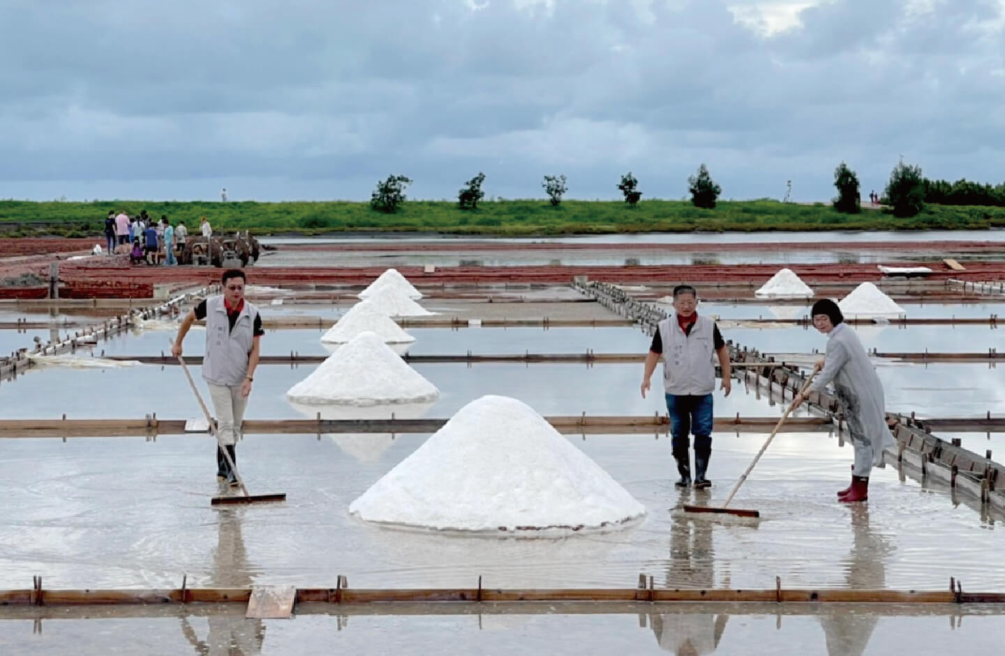 Silks Place Tainan Adopts Salt Field, Promotes Local Salt Culture